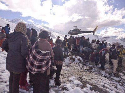 Murieron 17 monta�istas y cinco est�n desaparecidas por una tormenta de nieve en el Himalaya