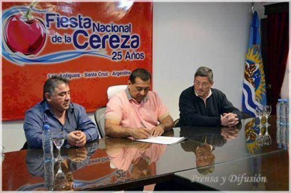 Distrigas firma convenio por obras en Los Antiguos