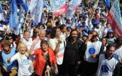 Docentes bonaerenses marchan en La Plata en reclamo de mayor presupuesto para educaci�n