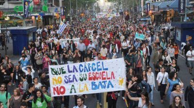 Masiva marcha en Uruguay contra plebiscito que busca bajar la edad de imputabilidad