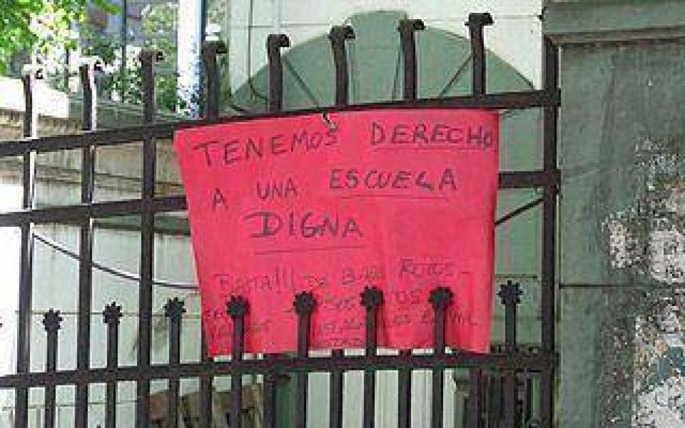 Sigue la toma en el Centro de Formaci�n Laboral 1