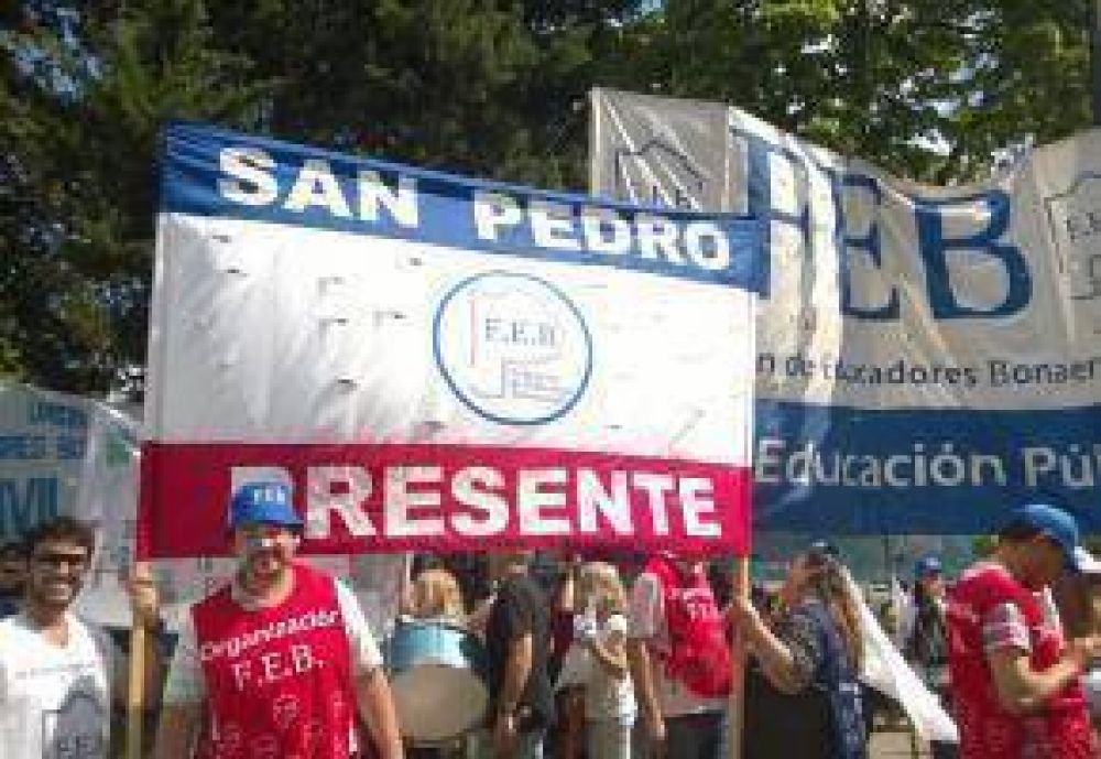 Docentes de San Pedro participan de movilizacin a la legislatura provincial