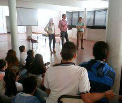 Entrega de notebooks en la escuela de Conesa  