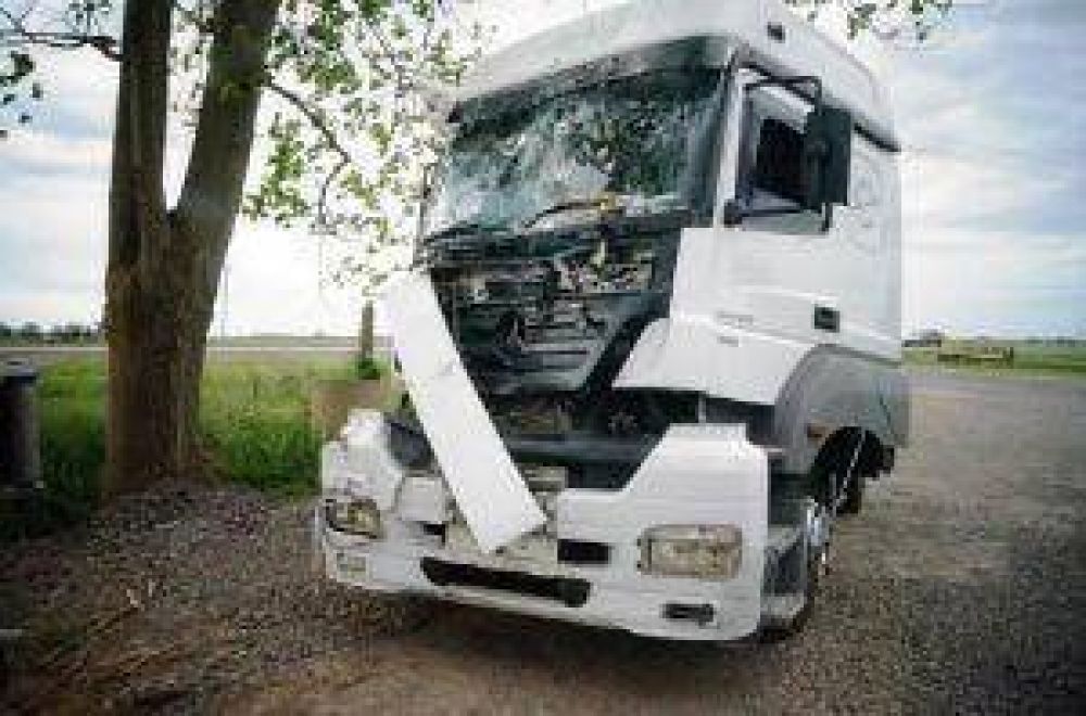 Violento choque entre dos camiones sobre ruta 5