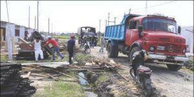 Comenz� el traslado de las familias inundadas