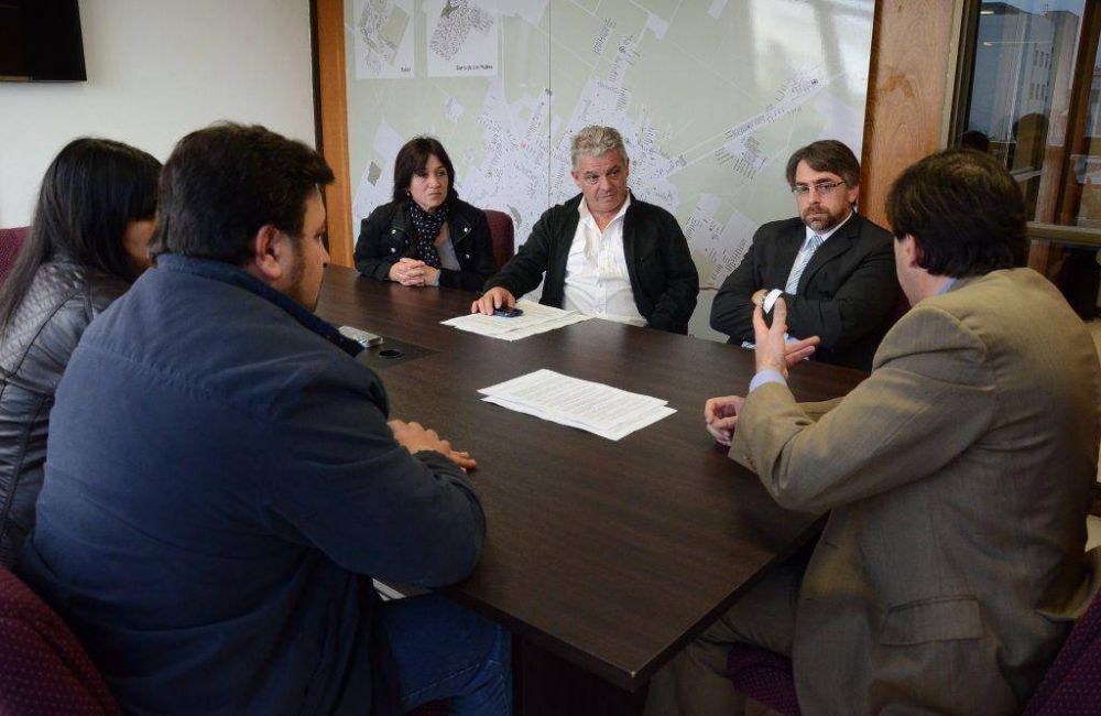 Adri�n Alveolite recibi� a la familia de Yesica Parra 