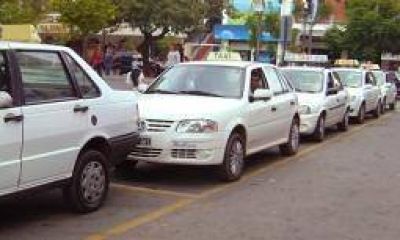 Taxistas rechazan peatonalizaci�n de paradas en plaza 25 de Mayo