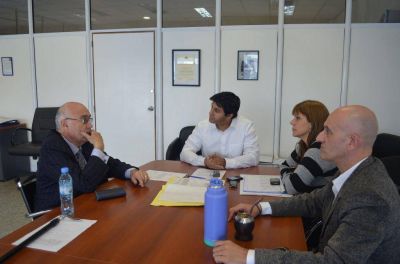 El Intendente Carlos Antonio Gorosito agradeci� al director de la Unidad Ejecutora Provincial, contador Mariano Puccio, la decisi�n de licitar la obra del edificio del CEPT N�36 de La Barrancosa