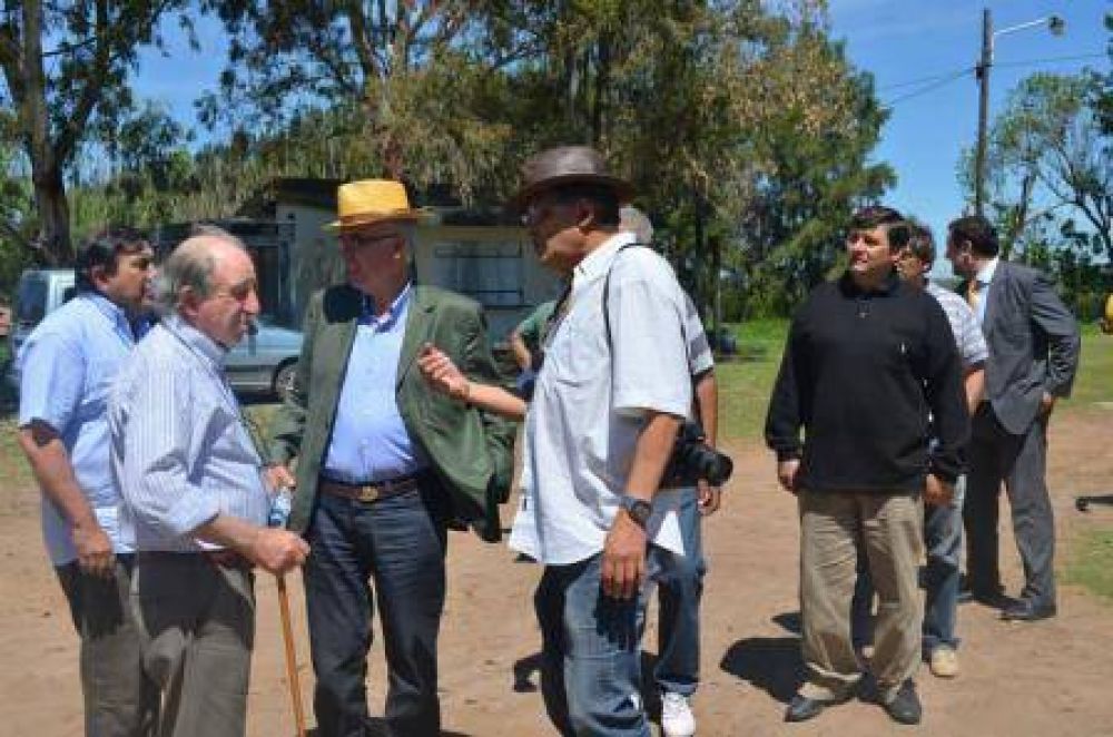 GOROSITO ENTREGO AL CLUB DE PESCA CIEN MIL PESOS PARA LA COMPRA DE BOTES