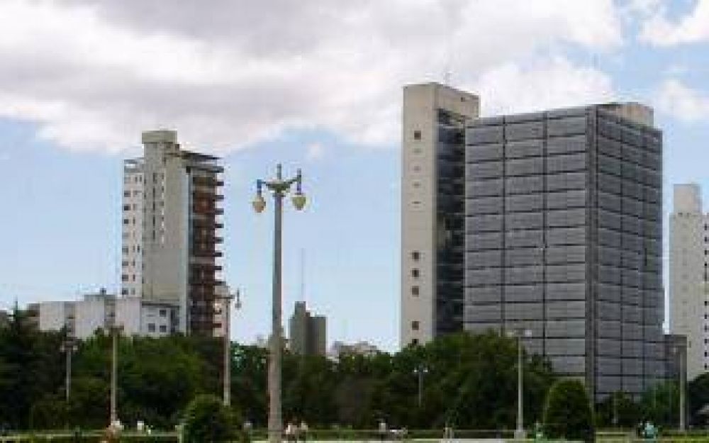 Denuncias por coimas en La Plata: Allanaron oficinas administrativas de la Torre 1