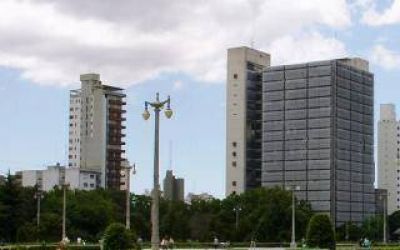 Denuncias por coimas en La Plata: Allanaron oficinas administrativas de la Torre 1