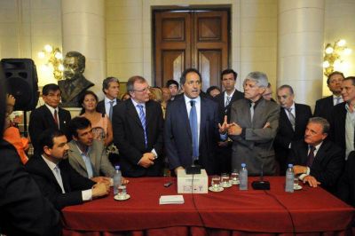 De campa�a, Scioli se reuni� con opositores en Santa Fe y fue a ver a Urtubey a Salta