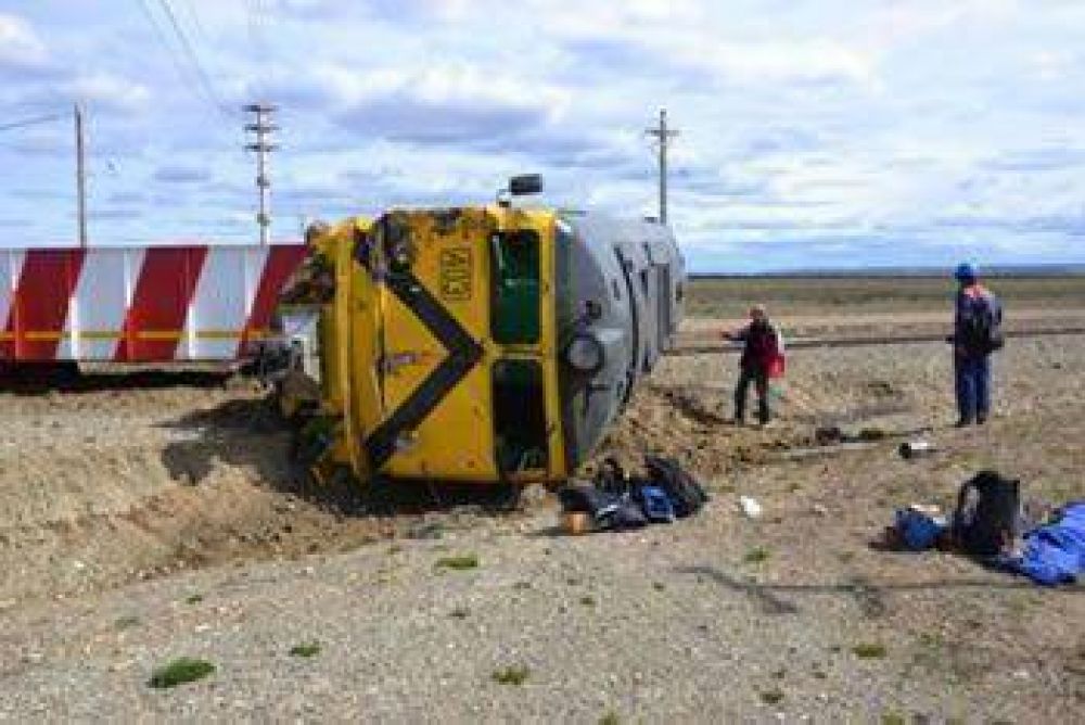 Choca y vuelca el Tren de YCRT