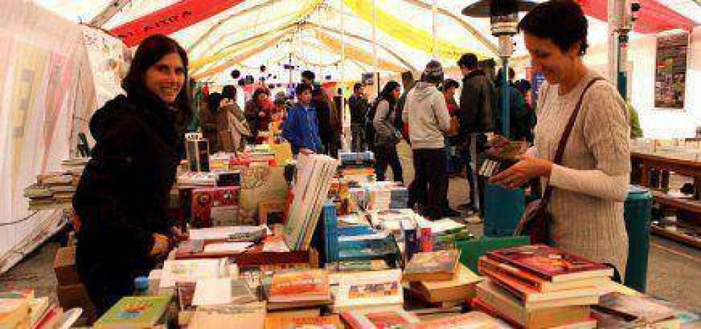 Libros por todos lados en la globa del C�vico