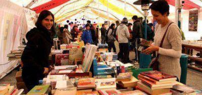 Libros por todos lados en la globa del C�vico