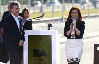 Macri se suma al entusiasmo por el ARSAT-1: 