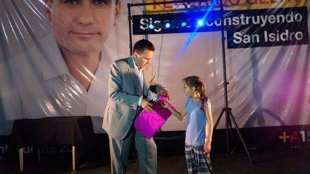 Gelay festej� el D�a de la Madre y lanz� su candidatura a Intendente