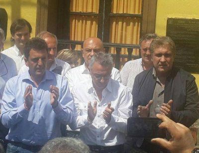 PALLARES JUNTO A MASSA CONMEMORANDO EL 17 DE OCTUBRE DE 1945