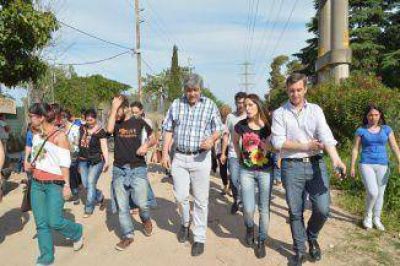 Estudiantes brasile�os visitaron jardines y espacios comunitarios de Villa Itat�