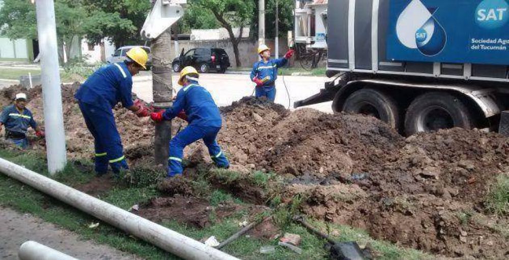 Ejecutan obras en la red de agua y cloaca en la Capital y Lomas de Taf�