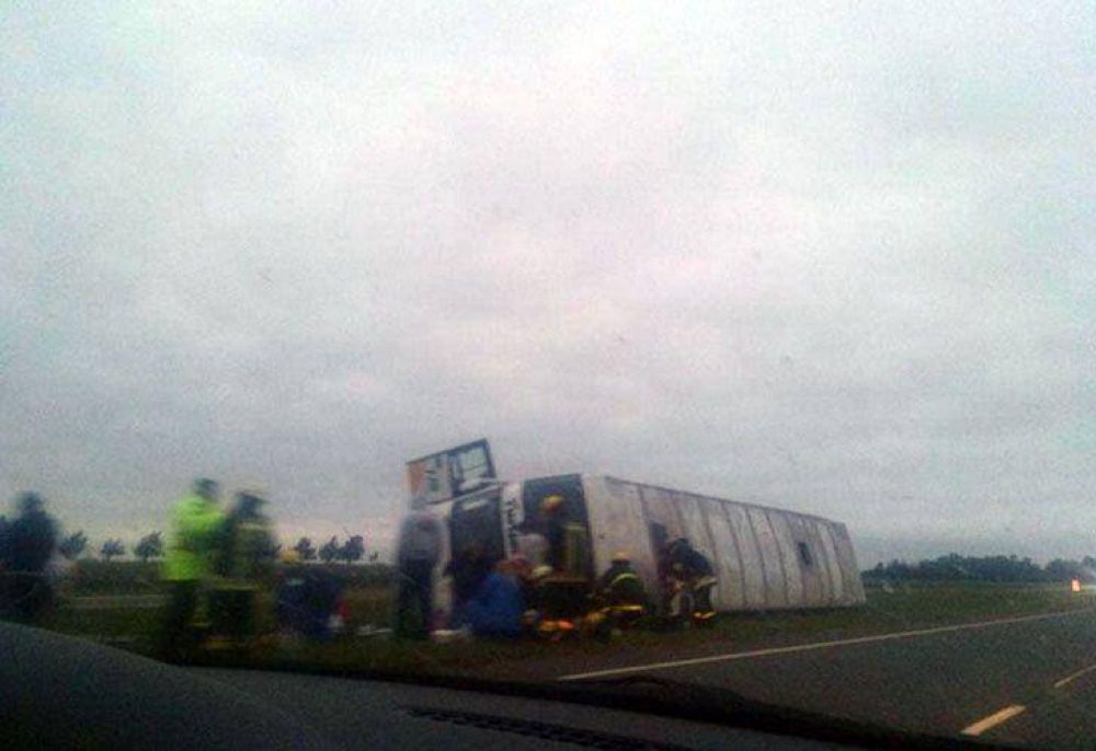 Volc� un micro en la Ruta 2: Hay diez chicos heridos
