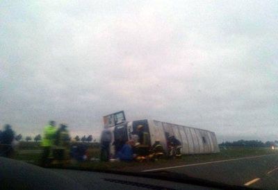 Volc� un micro en la Ruta 2: Hay diez chicos heridos