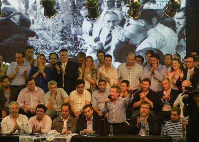 Dando una imagen de unidad, el PJ celebr� el D�a de la Lealtad