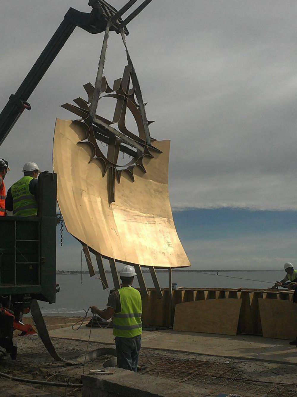 Lleg� el monumento que recuerda la expedici�n Atlantis
