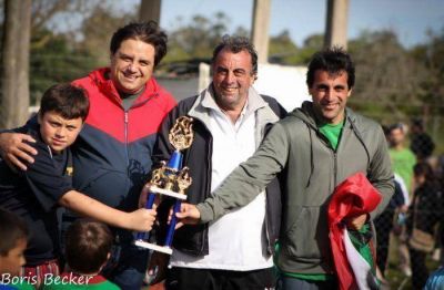Manino Iriart entreg� premios en Torneo Infantil �Amigos por el F�tbol� 