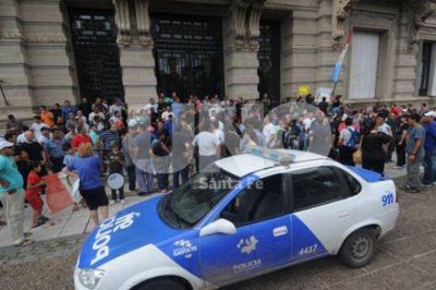 Diputados cit� a ocho polic�as por instigar la huelga de 2013