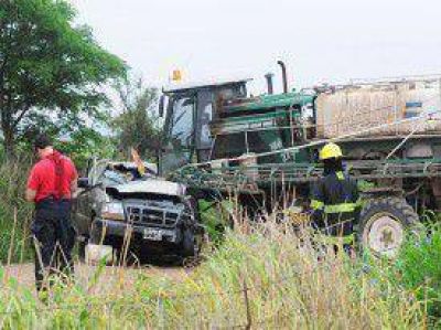 Joven muri� al chocar camioneta y maquinaria rural cerca del Aeroclub