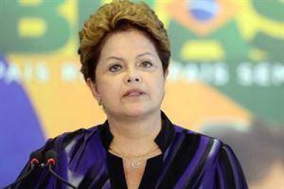 Dilma admite desv�os desde Petrobras