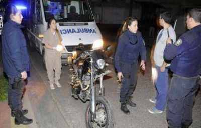 Dos j�venes heridos tras chocar en motocicleta contra un auto