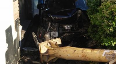 Perdi� el control del auto, subi� a la vereda y tir� una columna