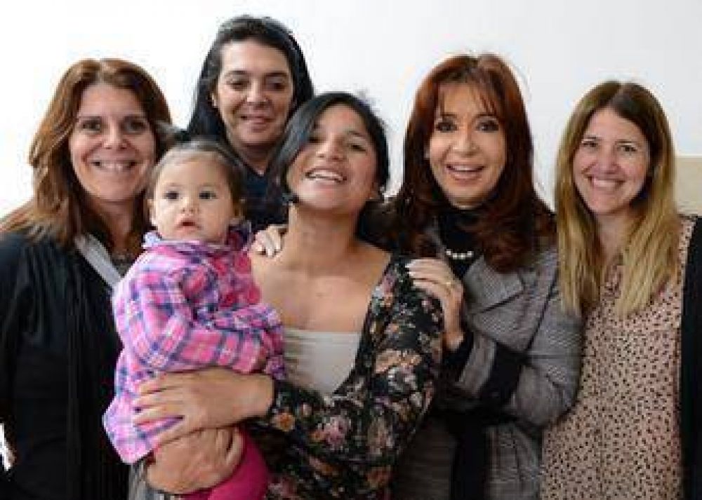 La Presidenta salud� a las madres en su d�a a trav�s de las redes sociales