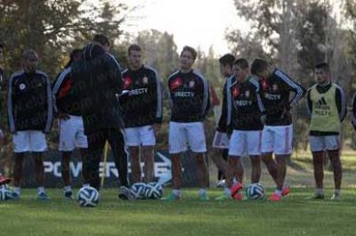 Pellegrino define el equipo titular para cruzar el charco    