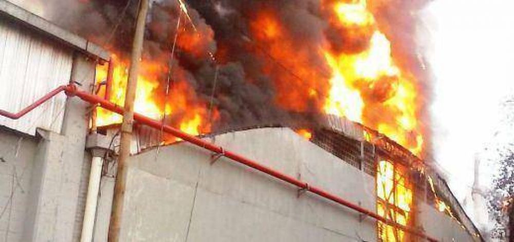 Se incendi� parte de la f�brica de zapatillas Dass en Eldorado