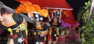La Estudiantina cerr� sus noches de desfile en la costanera posade�a