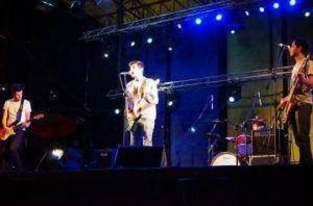Primera jornada de espect�culos art�sticos en la plaza 25 de Mayo