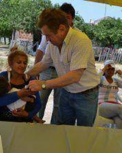 De Vido entrego llaves a familias evacuadas convirti�ndolas en propietarias de sus hogares