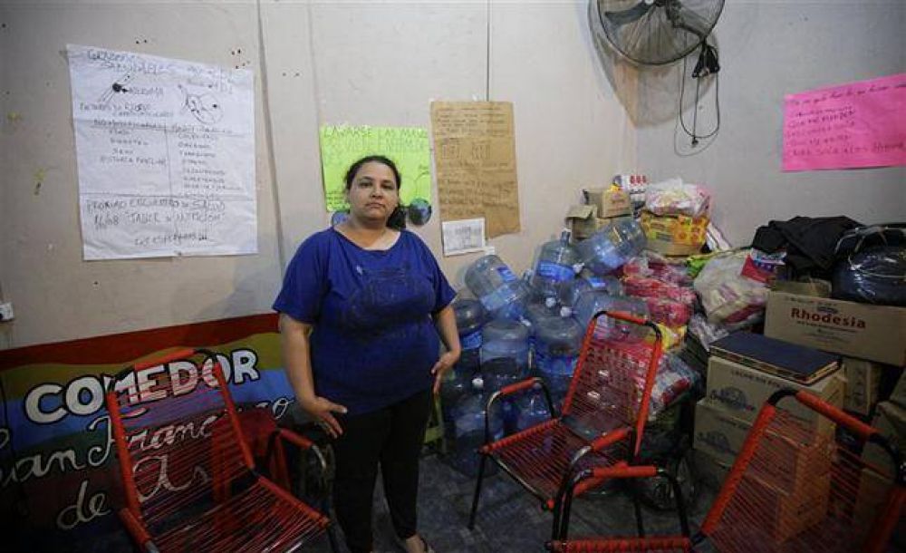 Villa 1-11-14: la mujer que no tiene agua potable y las cloacas desbordan en su casa