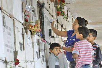 Flores y el eterno recuerdo para las madres en su d�a
