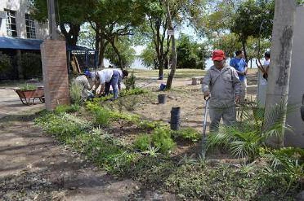 El Municipio parquiza el paseo costero y remodela ba�os p�blicos en Punta Tacuara
