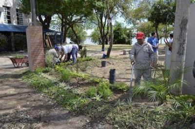 El Municipio parquiza el paseo costero y remodela ba�os p�blicos en Punta Tacuara