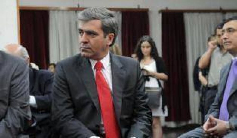 Massa llega hoy para sellar un acuerdo con el diputado Cano