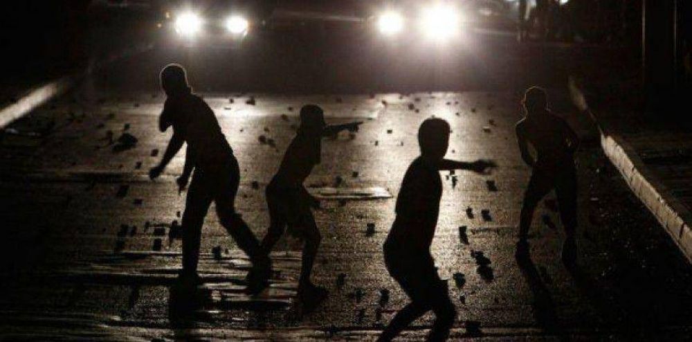 Contin�a el descontrol y la inseguridad en Jujuy: un grupo de personas apedrearon una comisaria
