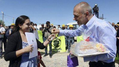 Para celebrar el cumplea�os de Trelew, Buzzi entreg� viviendas a trabajadores de la UOCRA