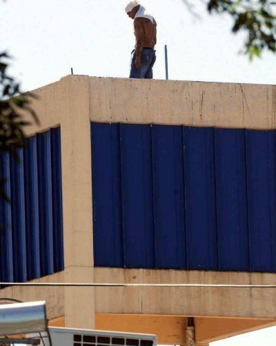 Solitaria protesta de un preso desde lo alto de un tanque