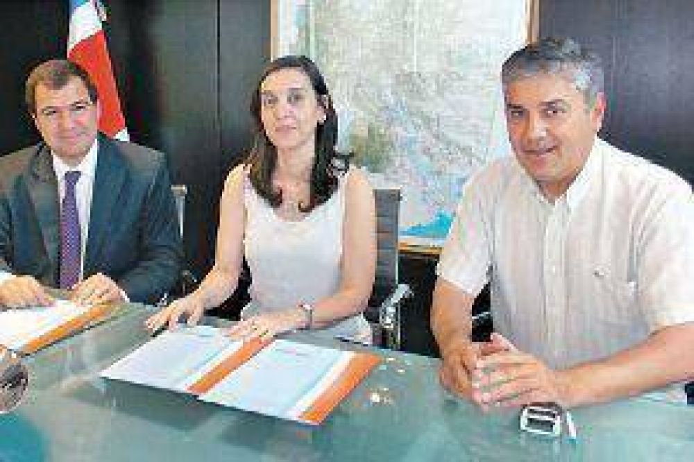 Ministerios de Educacin, Produccin y la FCF de la Unse firman un convenio