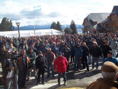 Municipales se plantaron en el Centro C�vico y no hubo actividad durante gran parte del d�a
